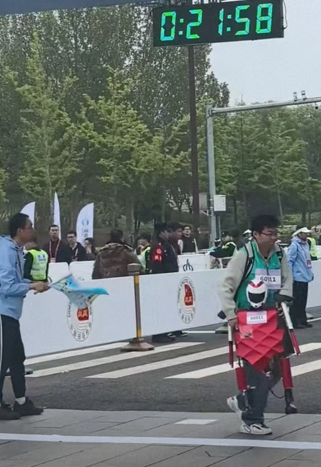 Humanoid Robot Half Marathon: My Son Was Amazed, While Mom Was Exhausted Yet Still Running?