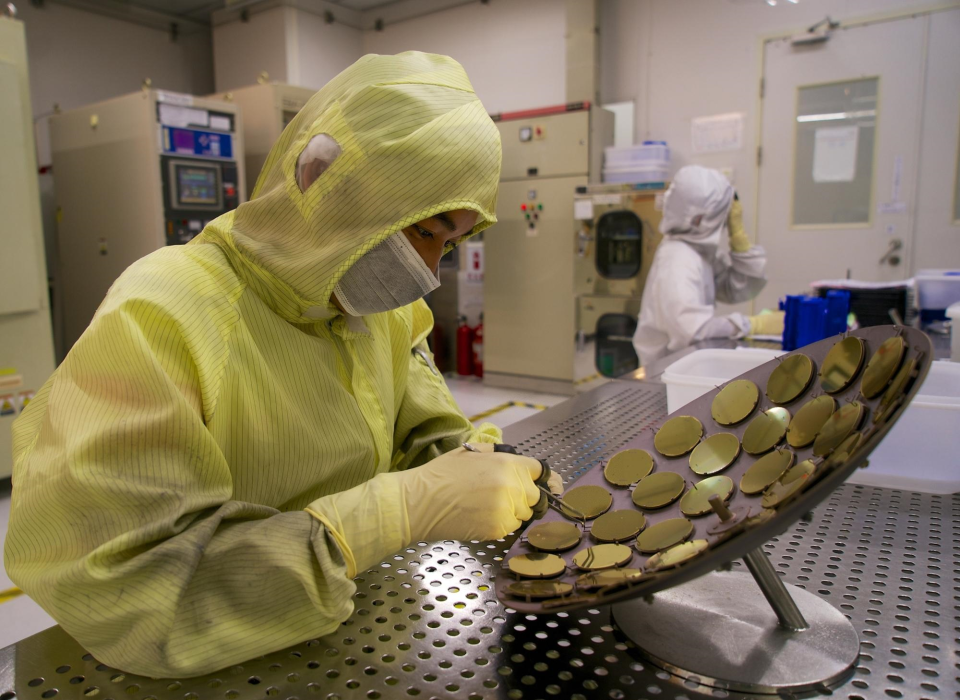 PC Chip Landscape Shifts: AMD Completes 2nm Chip Taping Out, Intel Faces Two Major Dilemmas