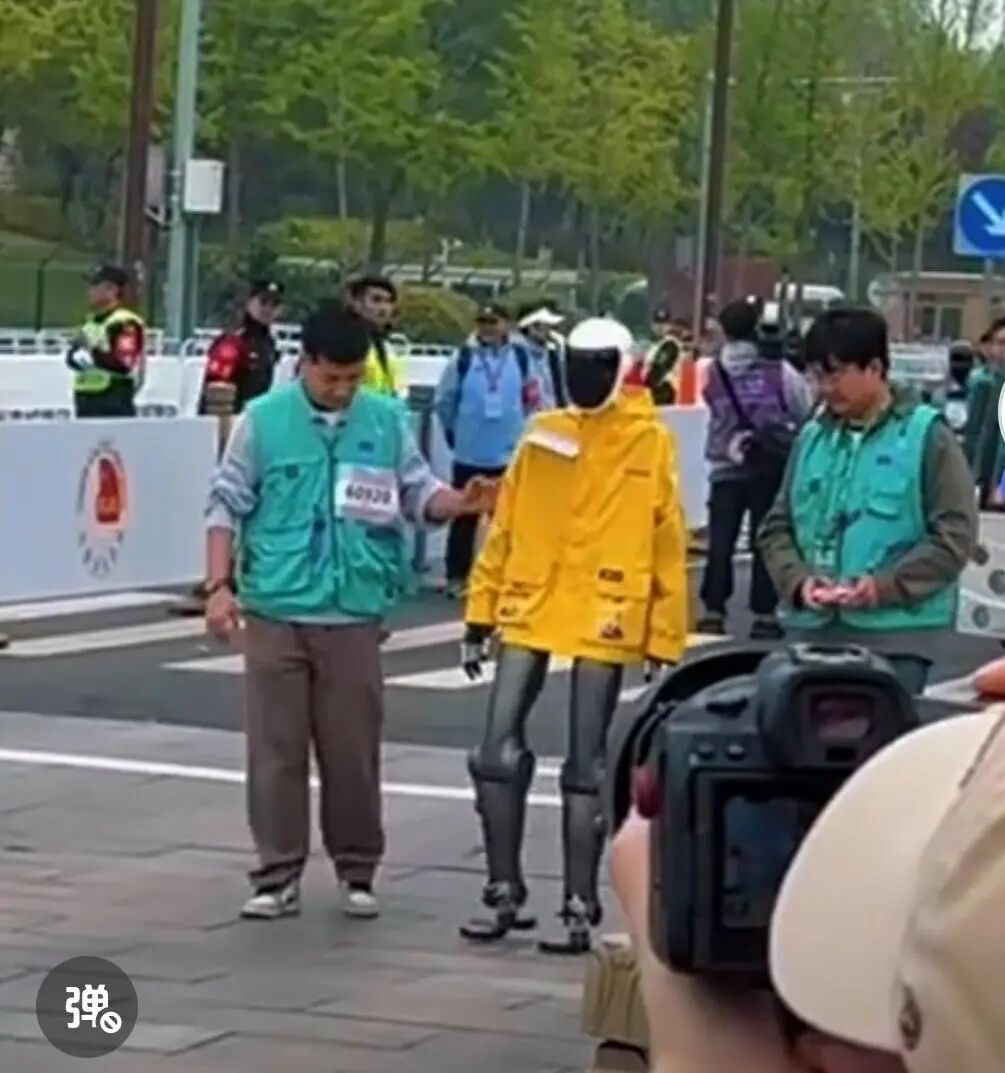 Beijing Yizhuang Robot Participates in Marathon, Bringing Laughter with Its Adorable Moves: Is There Still Meaning for Humans to Run Marathons in the Future?