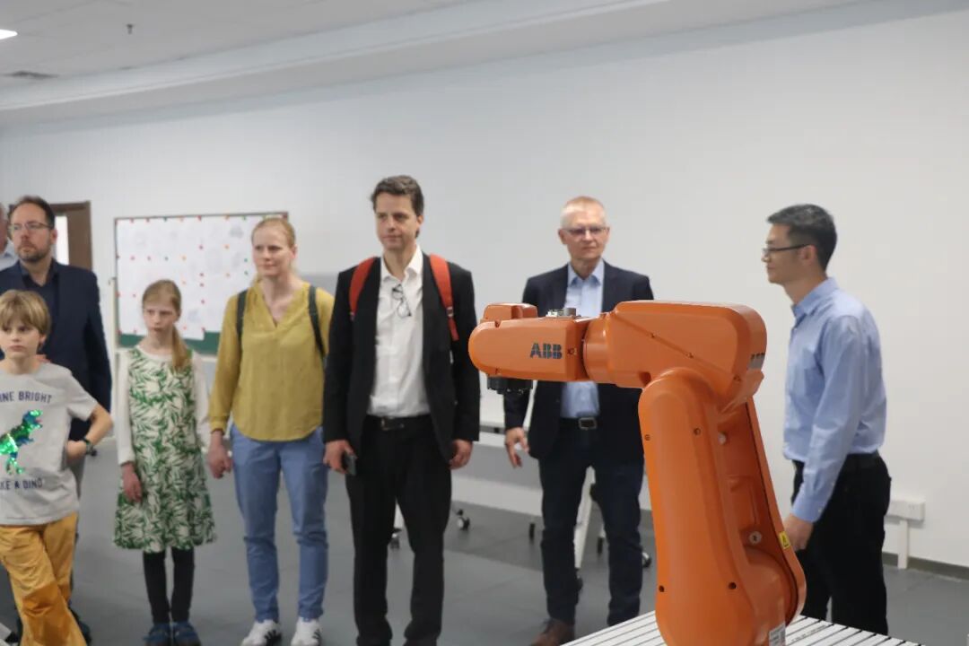 Visit of German Professors to the Modern Robotics Industry College