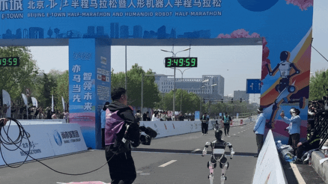 Humanoid Robot 'Half Marathon' Showcases Strong Jiangsu Presence