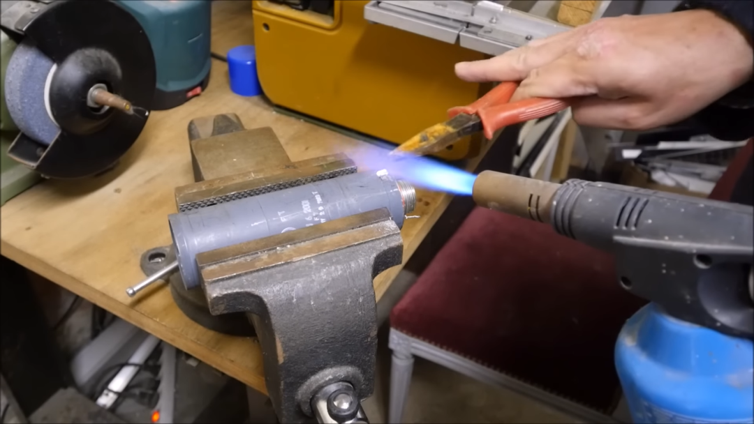 Boeing 747 Digital Fuel Quantity Indicator - Teardown, Reverse Engineering and Testing