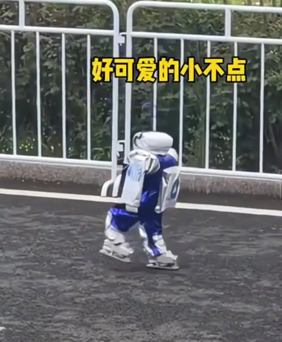 Beijing Yizhuang Robot Participates in Marathon, Bringing Laughter with Its Adorable Moves: Is There Still Meaning for Humans to Run Marathons in the Future?
