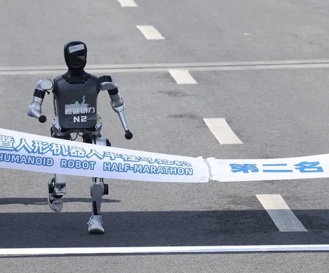 Robots Team Up for a Marathon: A Large-Scale "Performance"