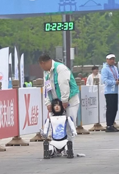 Humanoid Robot Half Marathon: My Son Was Amazed, While Mom Was Exhausted Yet Still Running?