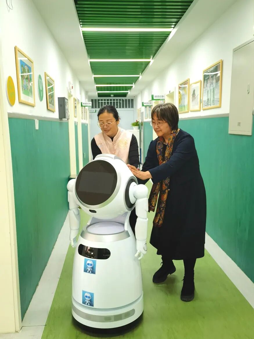 AI Robots and Teachers: Breaking Boundaries in English Education with the "Dual Teacher" Classroom