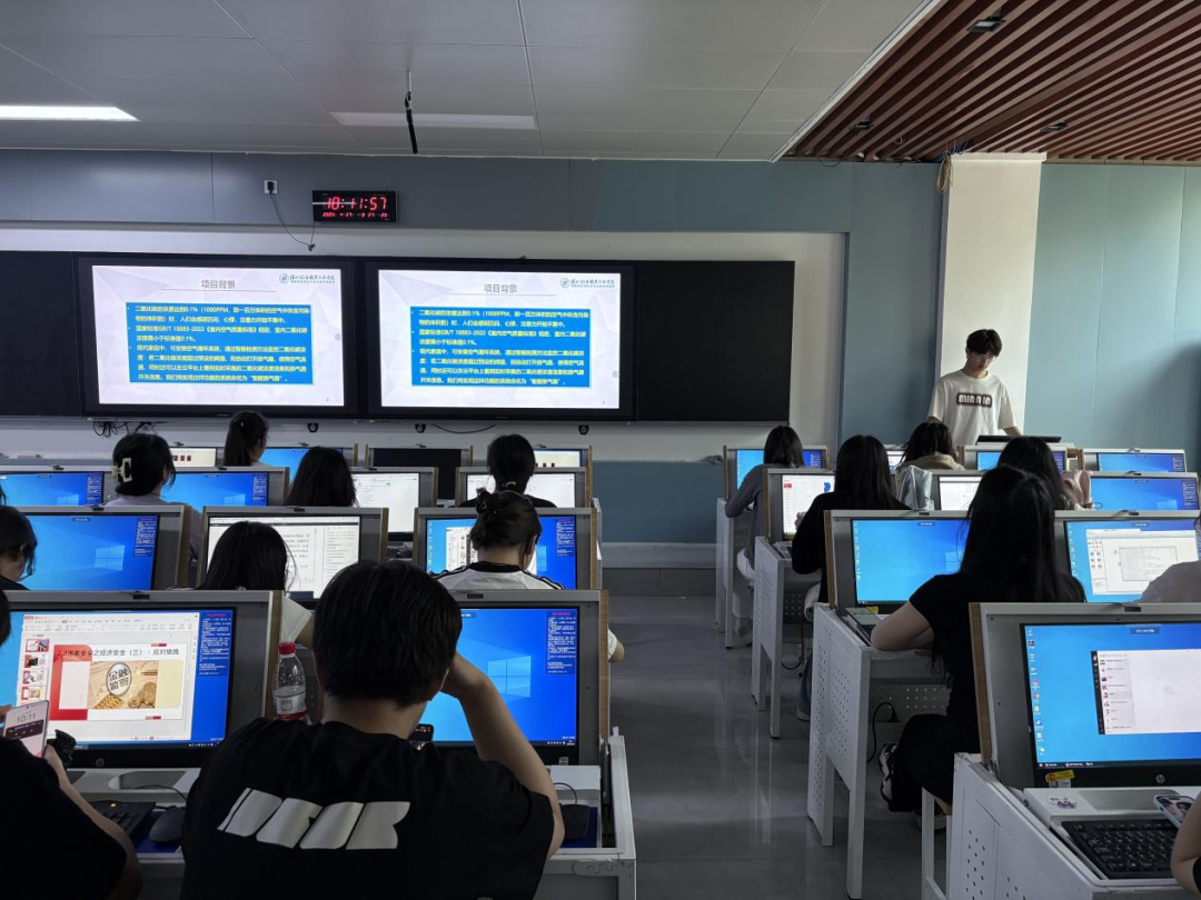 Peer Micro Classroom at the School of Internet of Things and Communication