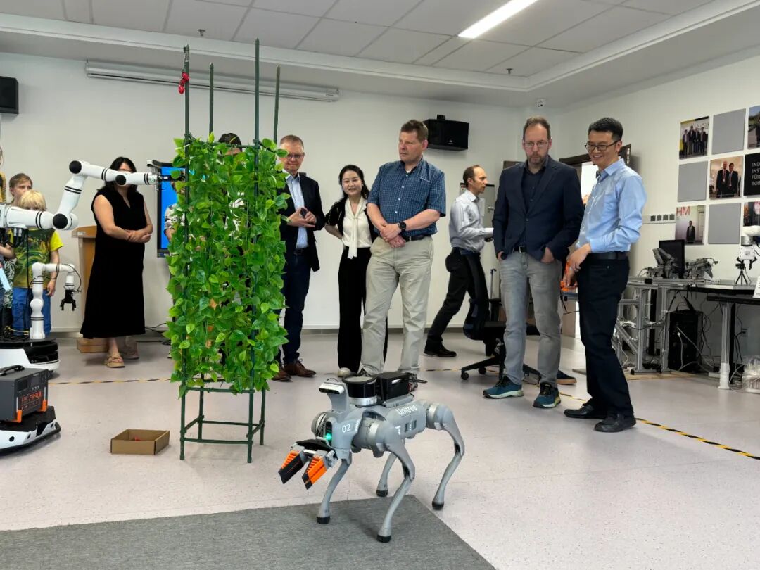 Visit of German Professors to the Modern Robotics Industry College