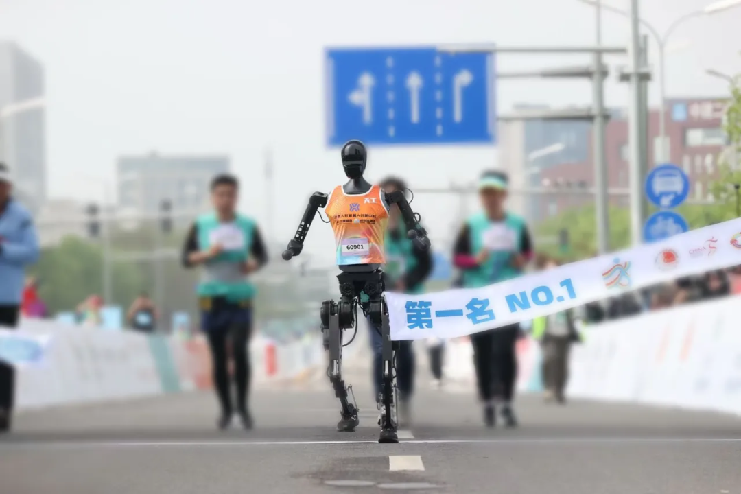 Humanoid Robot 'Half Marathon' Showcases Strong Jiangsu Presence