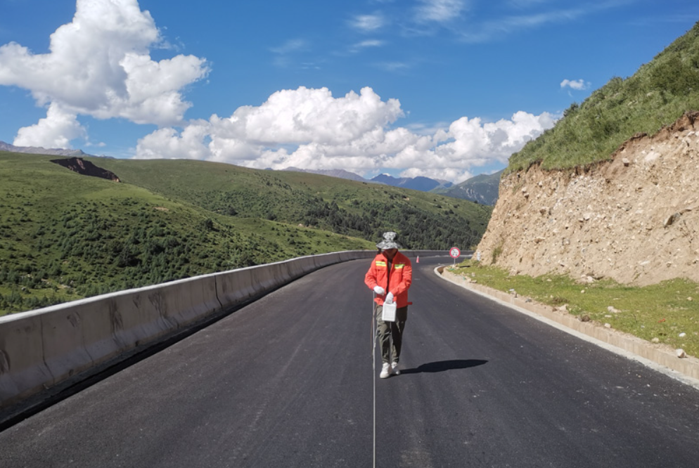 Application of Topcon TinySurveyor Automatic Marking Robot in Road Marking
