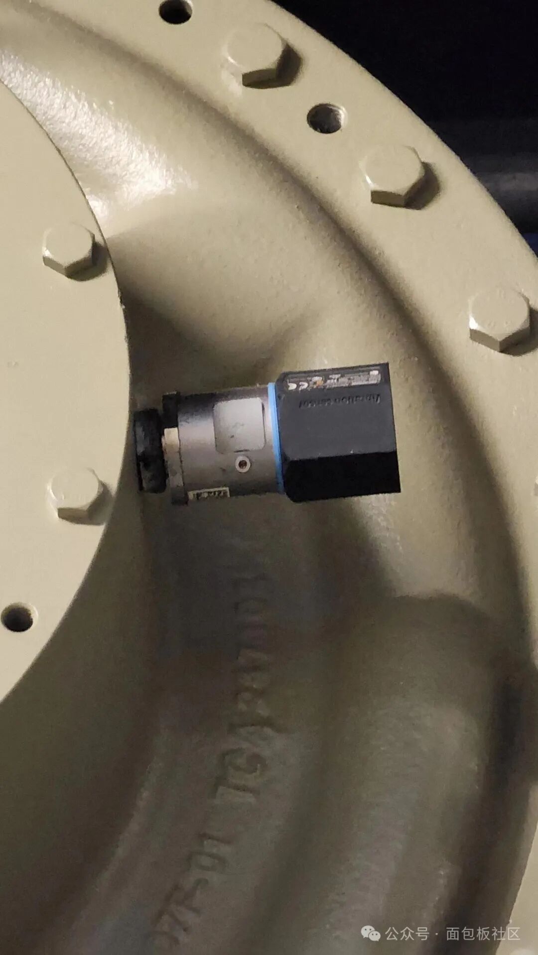 Dissecting the Advantech Vibration Sensor Worth Over 3000: An Inside Look at Its Structure and Chip Solutions