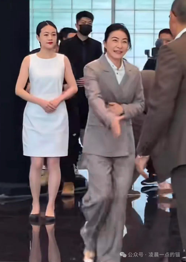 Guo Jingjing Makes a Splash at Hong Kong Event, Commanding the Front Row While Engaging with Business Tycoons