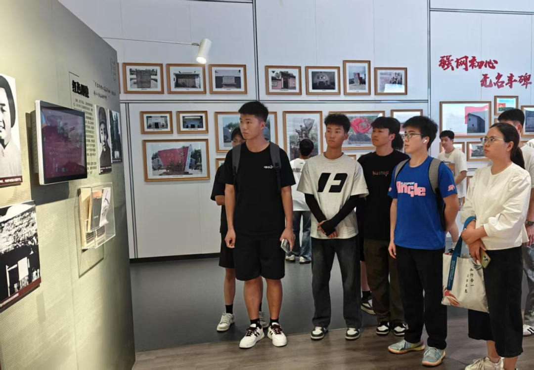 Walking Ideological and Political Course: IoT College Organizes 'Visit to Cybersecurity Exhibition, Forge Skills for National Service' Practical Activity