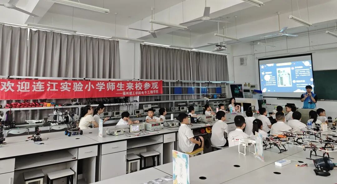 When Elementary School "AI Newbies" Meet University Laboratories