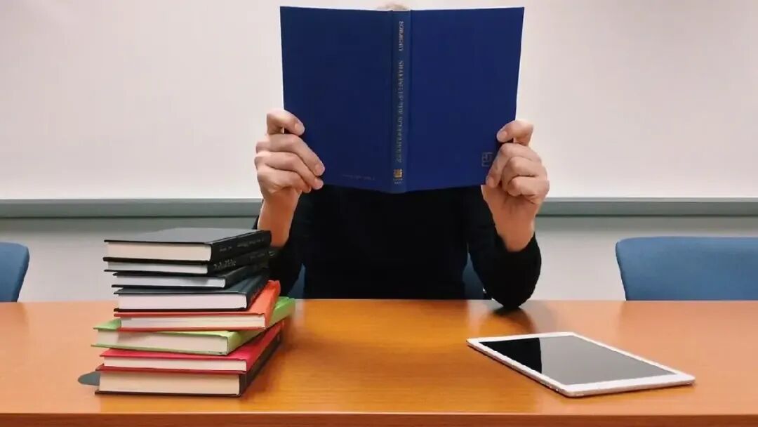 One Move to Solve AI Cheating: Handwritten Answers; AI Robot Independently Performs Cholecystectomy