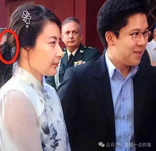Guo Jingjing Makes a Splash at Hong Kong Event, Commanding the Front Row While Engaging with Business Tycoons