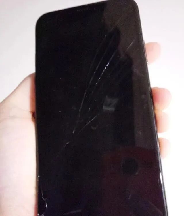 How Much Does It Cost to Replace a Broken Phone Screen? Differences Between Official and Third-Party Repairs