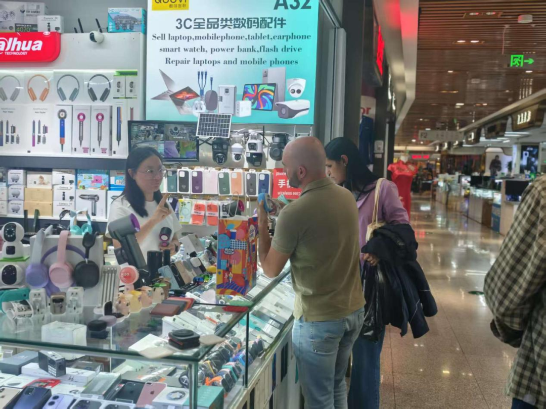 The Suitcases of Foreign Travelers Filled with 'Made in China' Products: Massage Guns, Smartwatches, Magnetic Charging Power Banks...