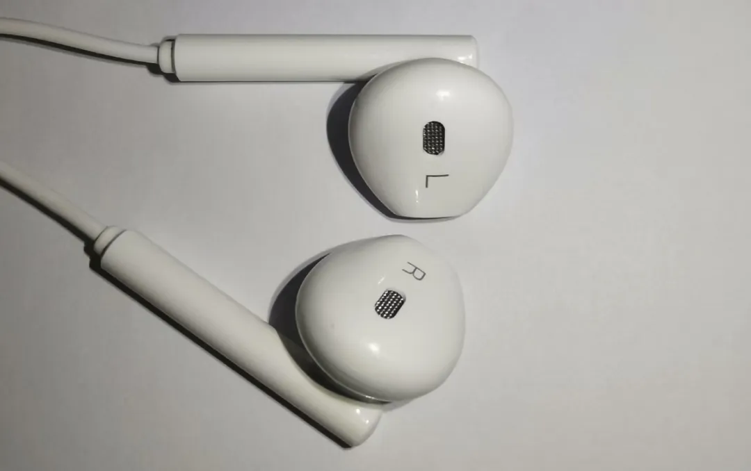 18 Yuan Type-C Wired Earphones with Built-in DAC Chip and OTA Firmware Upgrade