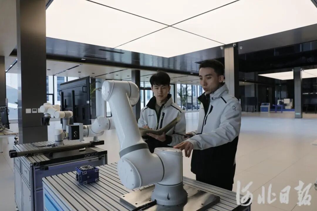 Eagle Eye Sees More Smiles! The 90s Generation in Tangshan Drives Innovation in Robot AI Vision Technology