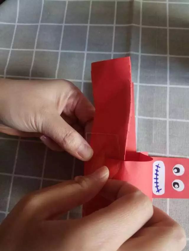 Creative Robot Crafting for Kindergarten: Little Scientists Start with Robots