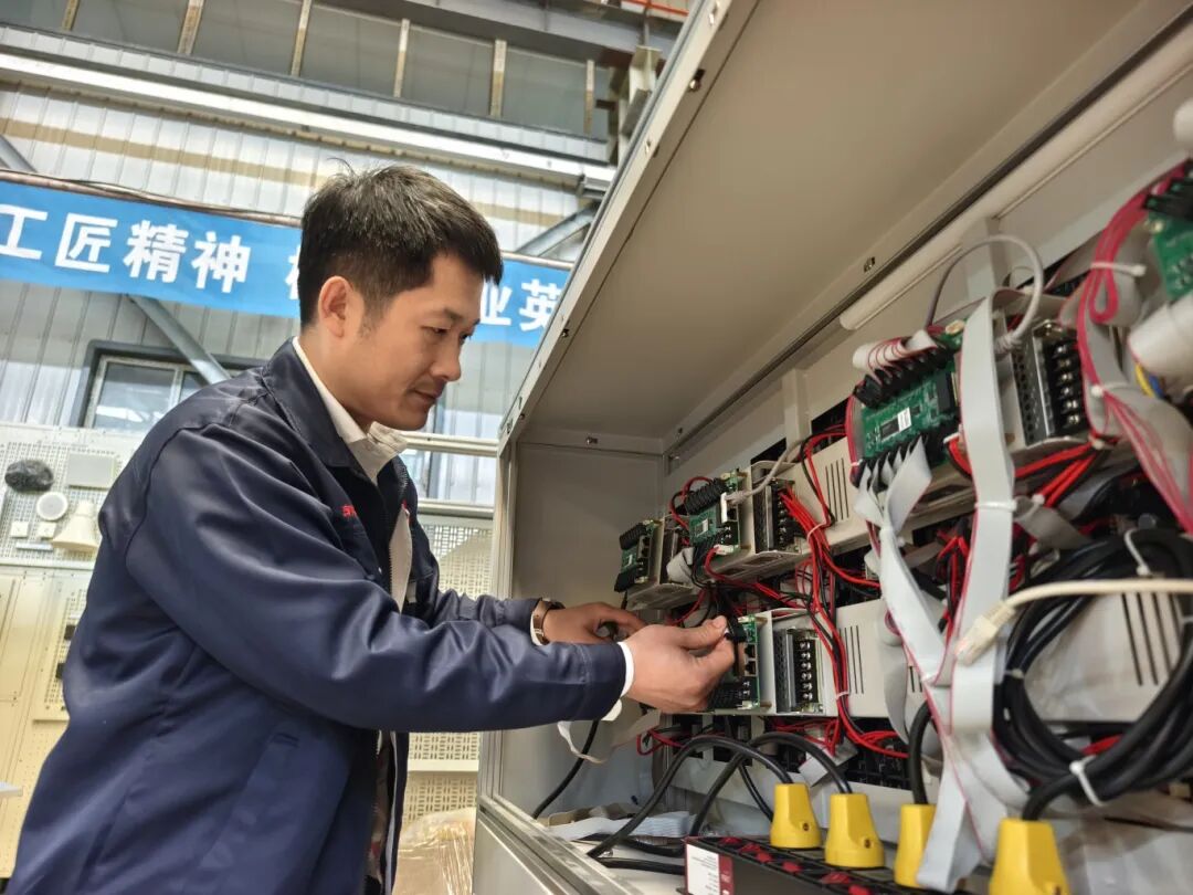 Cultivating the Spirit of Craftsmanship Between Chips and Circuits: Wang Xiaolong