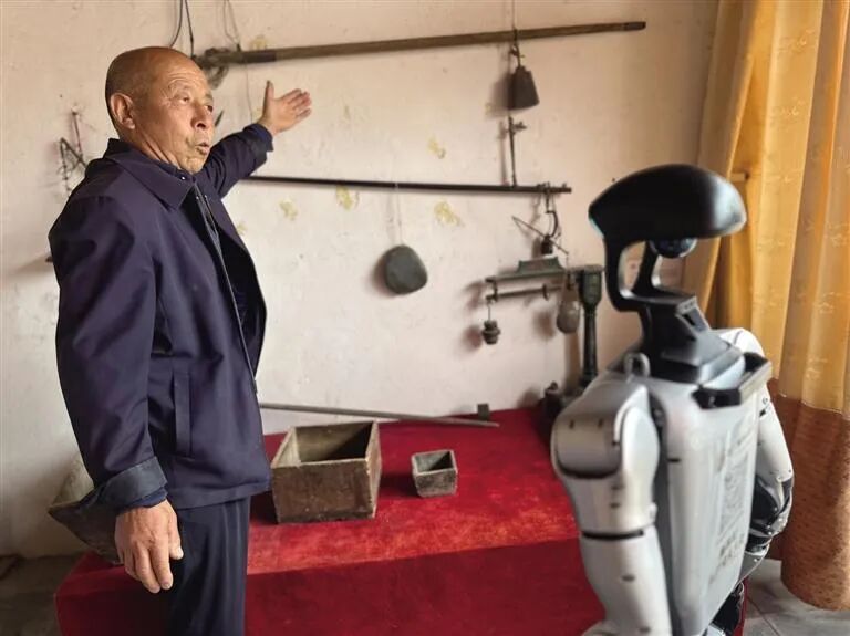 AI Robots Enter Shichuan Ancient Pear Orchard! Providing Tourists with a Novel Experience of 'Viewing, Playing, and Participating'