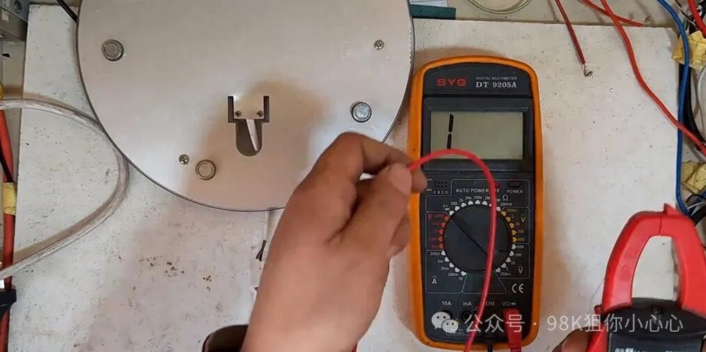Forgot Your Multimeter? Using Your Tongue to Measure Voltage - No Joke! It Can Really Save the Day...