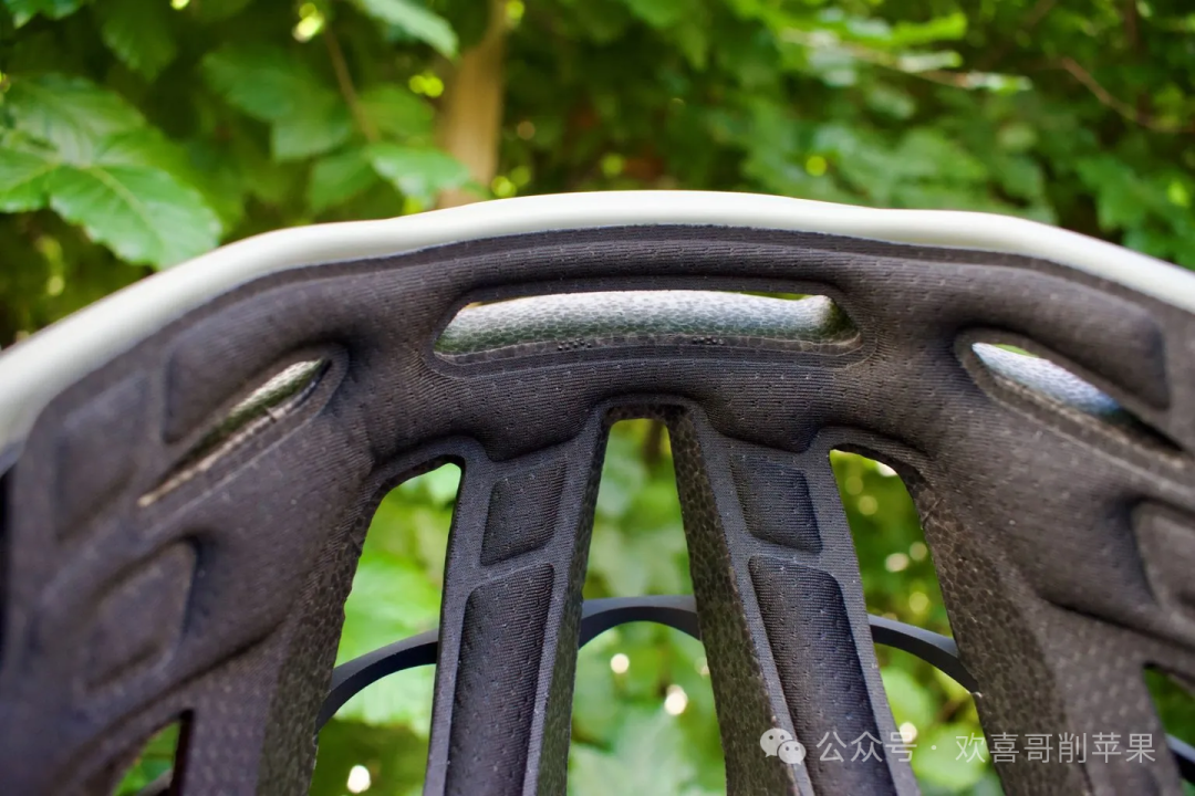 Van Rysel RCR Mips: The Helmet Used by Professional Cycling Teams