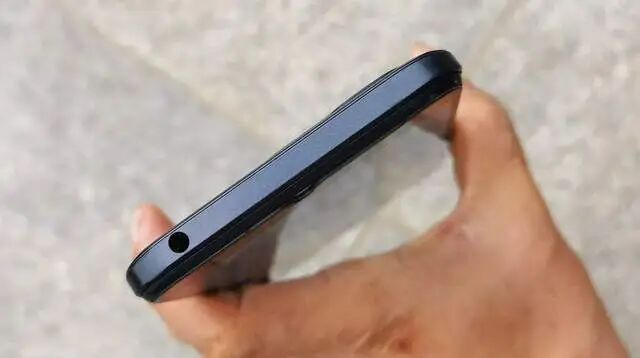 Redmi 12C: A Lightweight Entry-Level LCD Smartphone with a Flat Camera Design