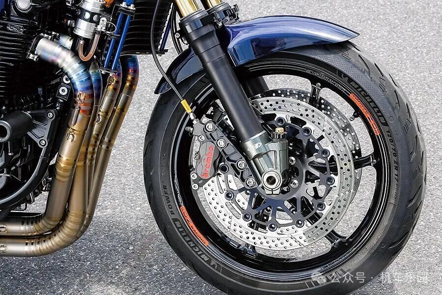 The Majestic Beast: Kawasaki Zephyr 1100RS