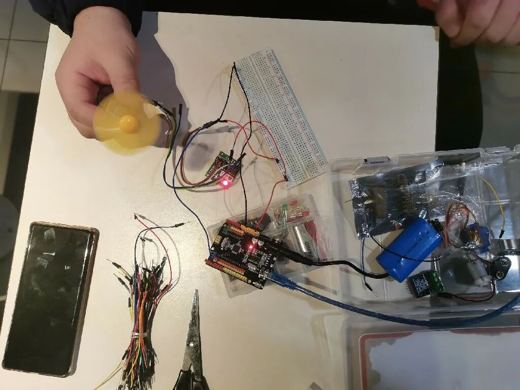 Innovative Green Solutions from Students: Clean Energy Clothing and Water-Saving Cultivation Systems