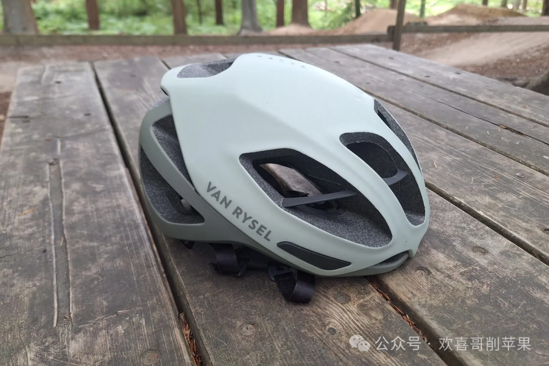 Van Rysel RCR Mips: The Helmet Used by Professional Cycling Teams