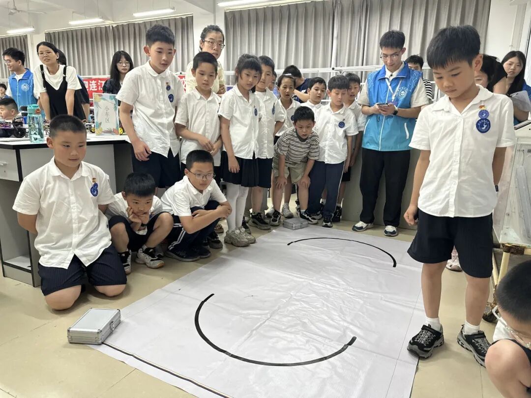 When Elementary School "AI Newbies" Meet University Laboratories