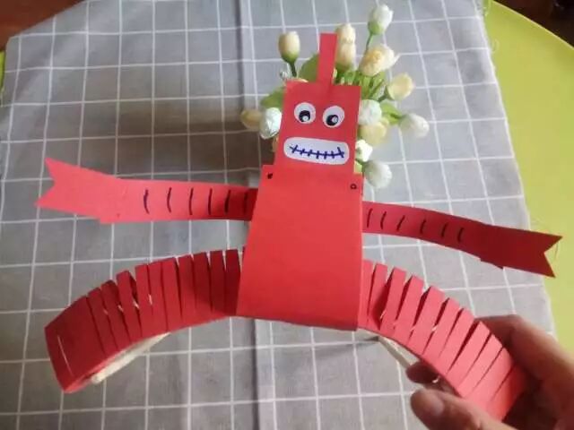 Creative Robot Crafting for Kindergarten: Little Scientists Start with Robots