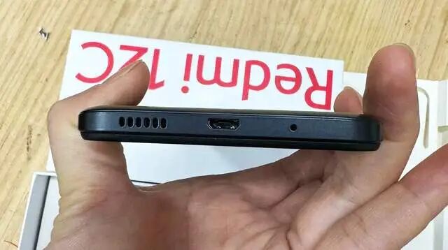 Redmi 12C: A Lightweight Entry-Level LCD Smartphone with a Flat Camera Design