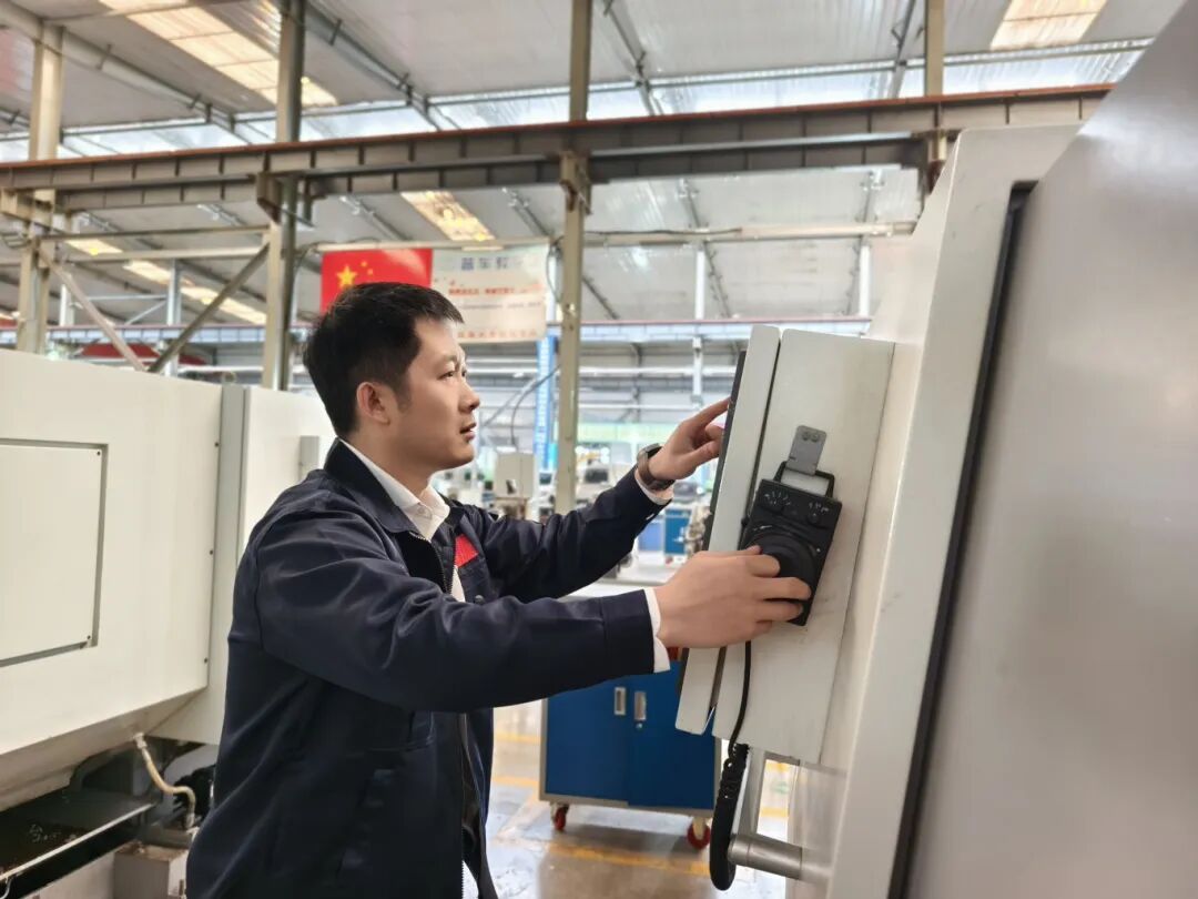 Cultivating the Spirit of Craftsmanship Between Chips and Circuits: Wang Xiaolong