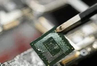 Chip Warfare Escalates! Jensen Huang's Outrage Against U.S. Companies' 'Fake Pregnancy' Smuggling Claims: China's AI Power is Ready!