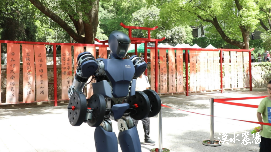 Robots Debut at Gulongzhong, Opening a New Experience in Technology and Cultural Tourism