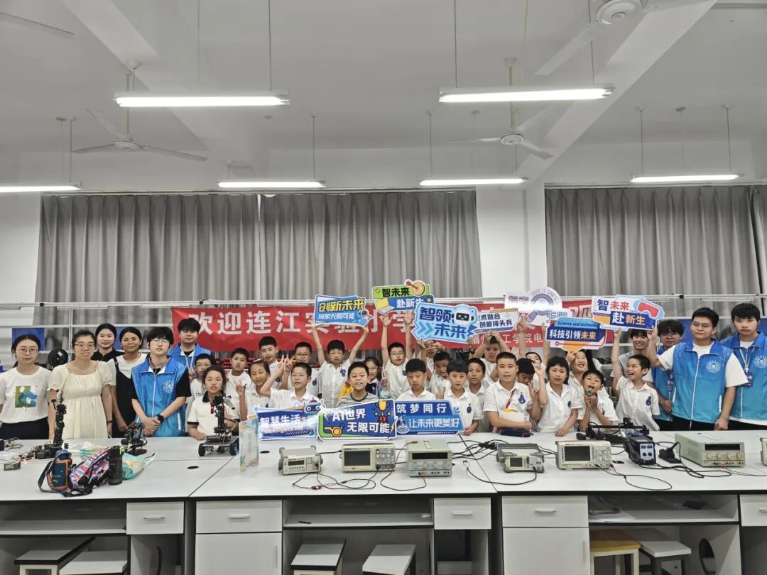 When Elementary School "AI Newbies" Meet University Laboratories