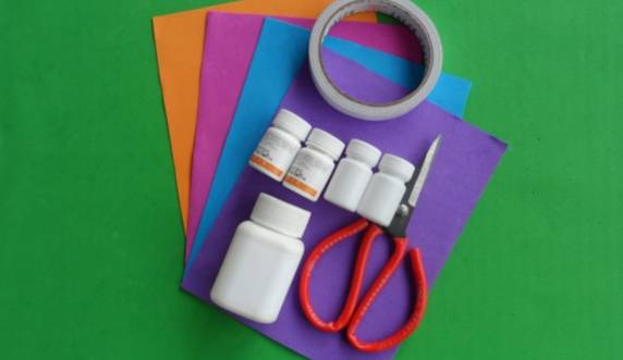 Creative Robot Crafting for Kindergarten: Little Scientists Start with Robots