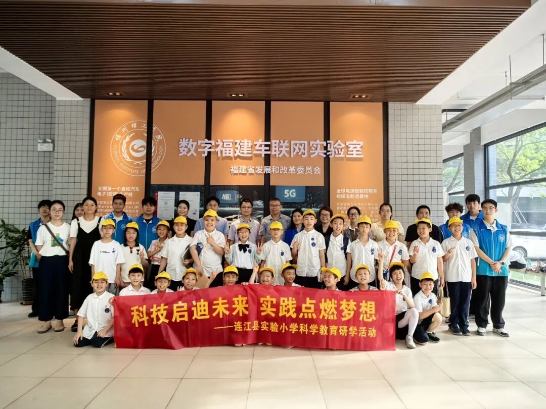 When Elementary School "AI Newbies" Meet University Laboratories