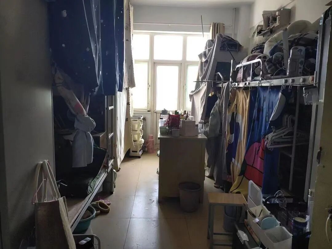 Transforming Your Dorm Room: A Guide to Desktop Makeovers