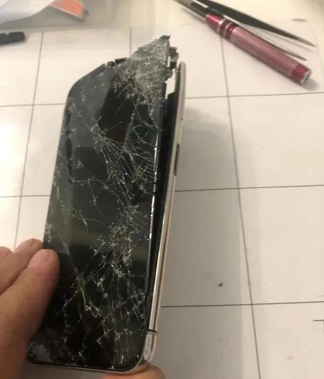 How Much Does It Cost to Replace a Broken Phone Screen? Differences Between Official and Third-Party Repairs