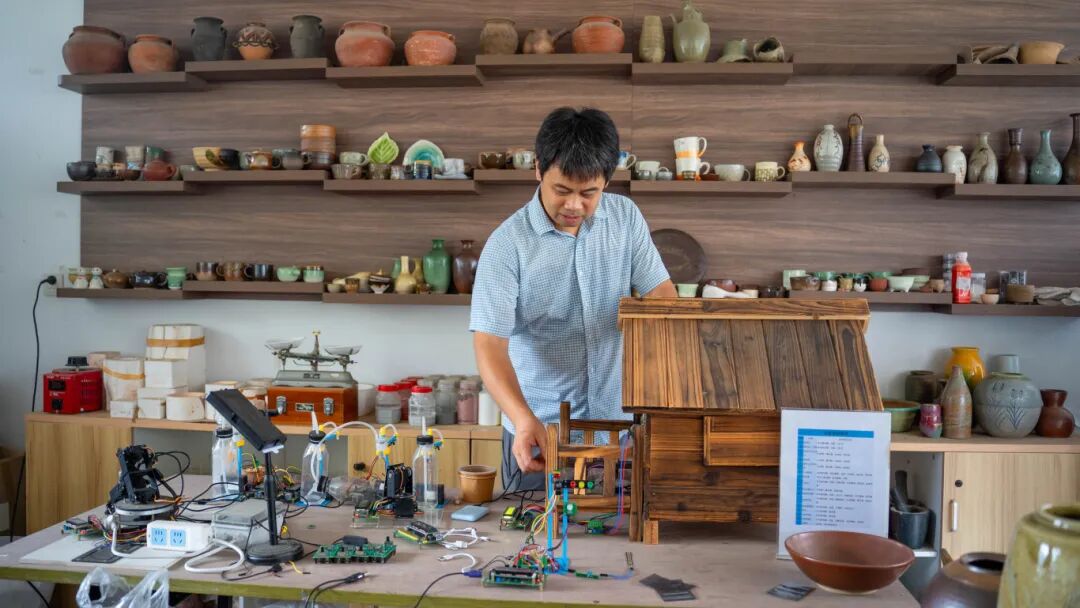 Jiang Chunjie: Using 'Magic' to Illuminate the Science Classroom