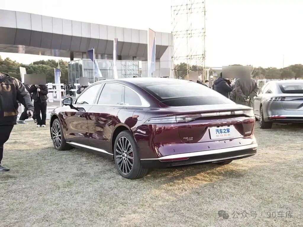 Disrupting the C-Class Car Landscape! The Global Debut of the Fengyun A9L Redefines New Standards of Safety and Luxury