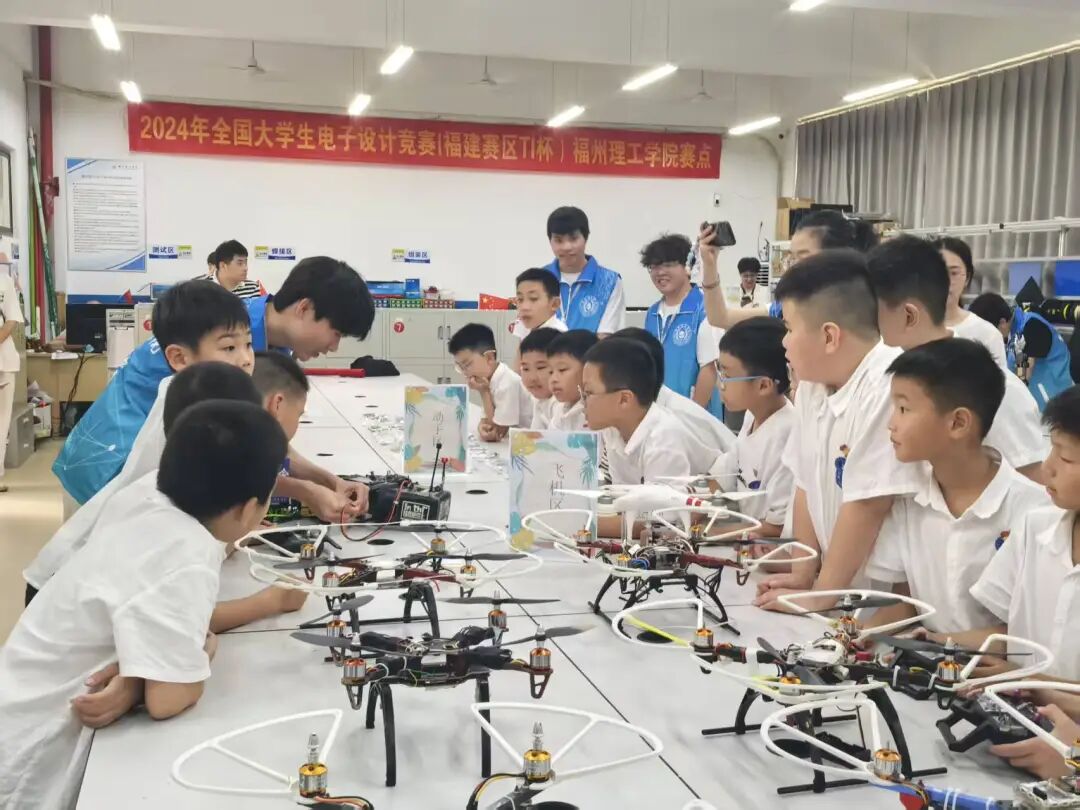 When Elementary School "AI Newbies" Meet University Laboratories