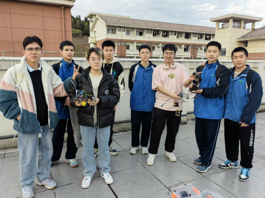 Zhang Shihao: When the Oscilloscope Displays a Heartbeat, When Code Runs Across the World