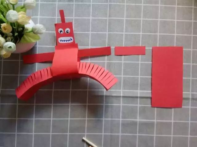 Creative Robot Crafting for Kindergarten: Little Scientists Start with Robots