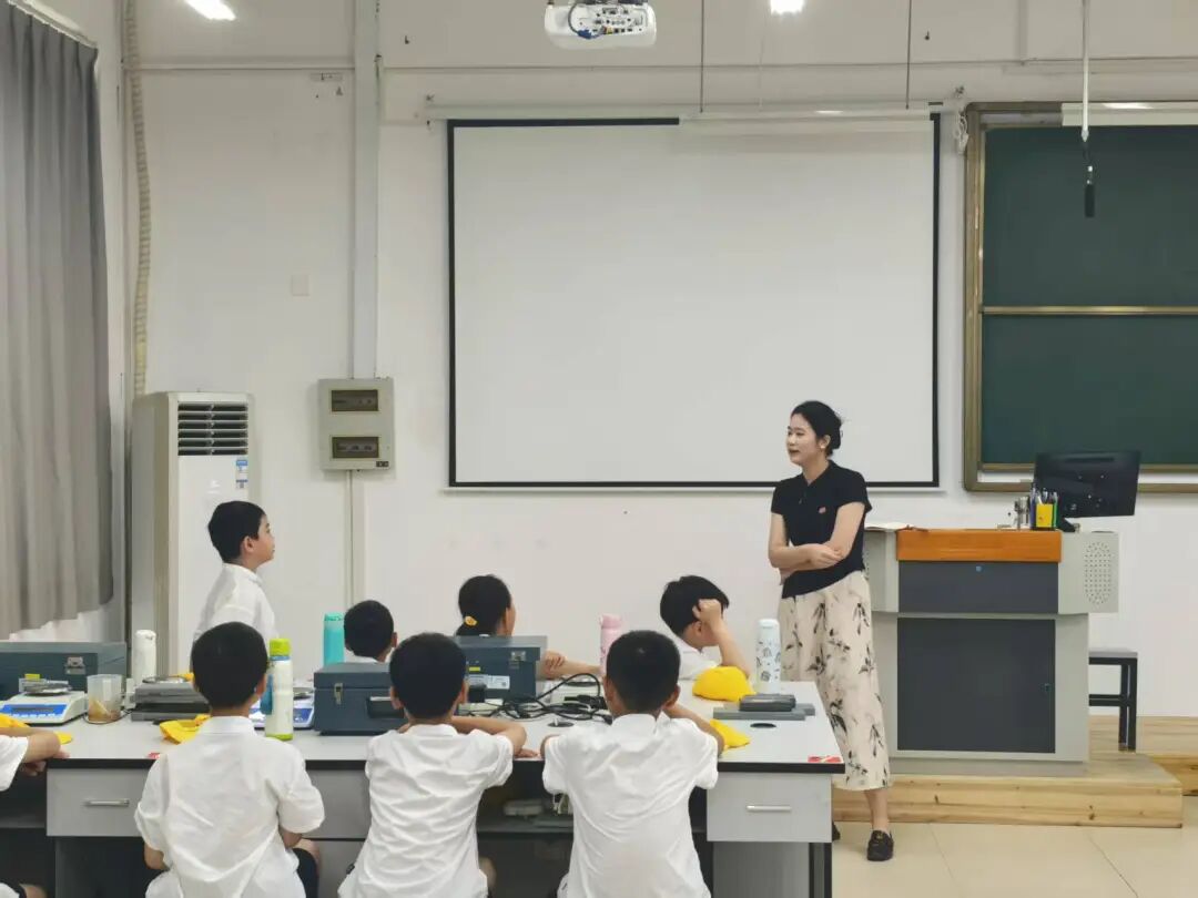 When Elementary School "AI Newbies" Meet University Laboratories